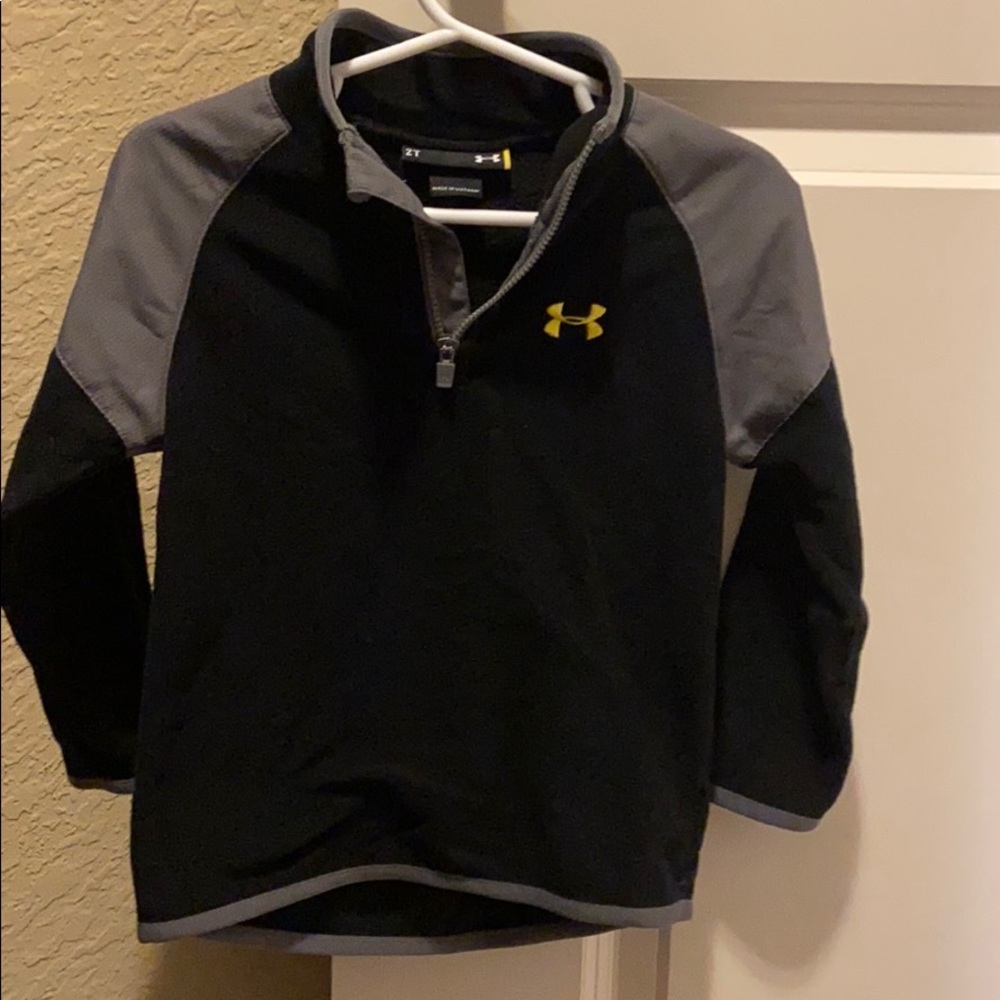 Under armor fleece long sleeve shirt.
